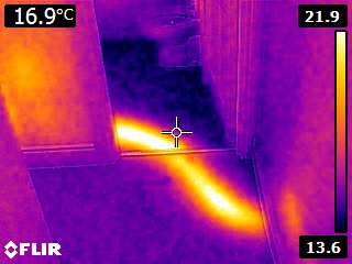 THERMAL CAMERA IMAGE SHOWING HOT WATER PIPES RUNNING IN THE SCREED TO A RADIATOR