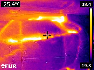 THERMAL CAMERA IMAGE SHOWING HEAT LOSS FROM A HOT WATER CYLINDER